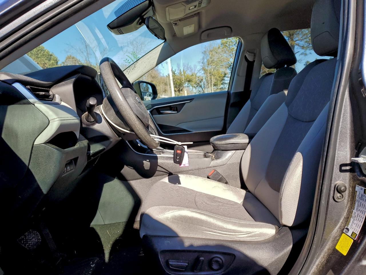 2022 TOYOTA RAV4 XLE photo 7