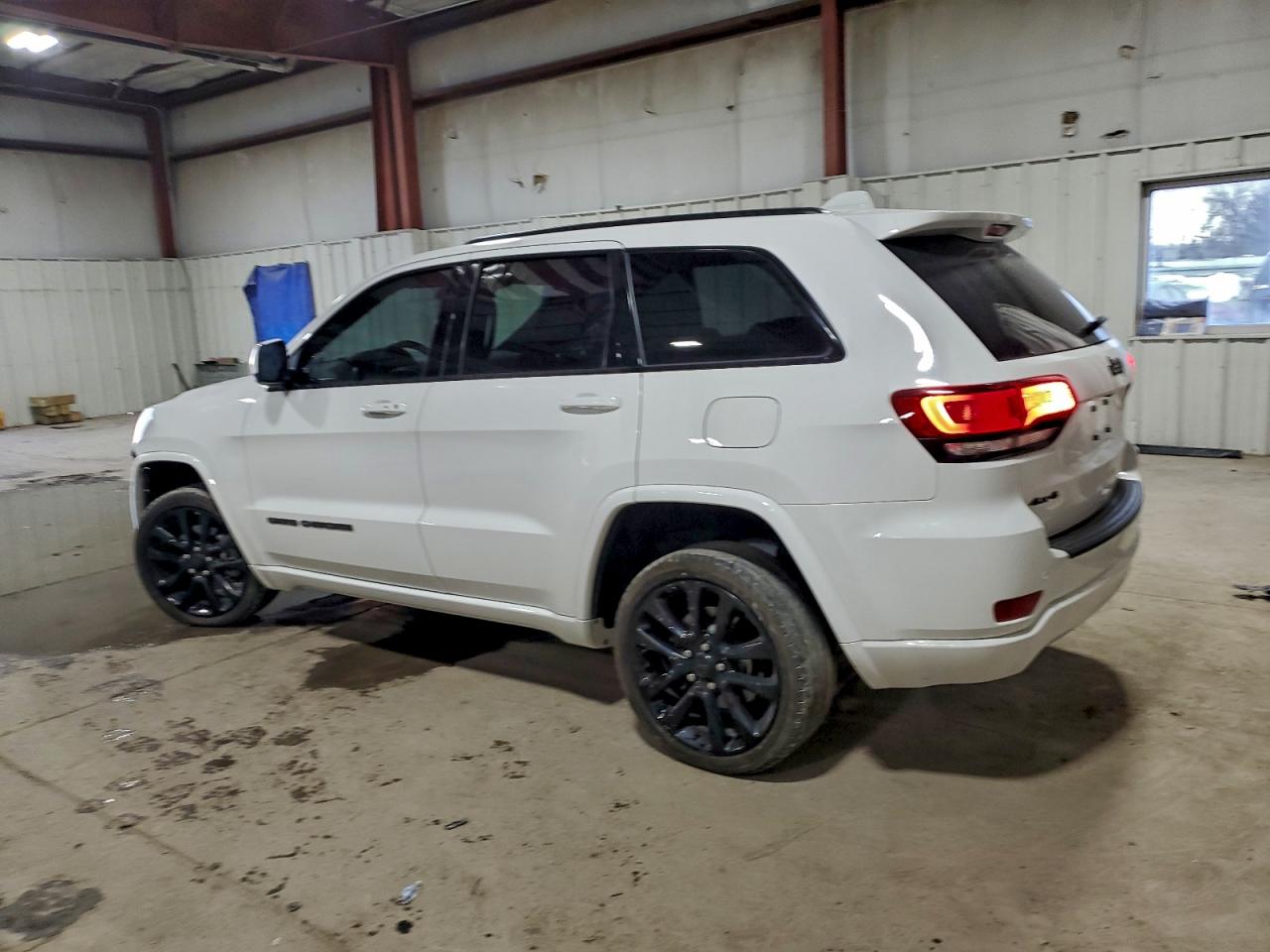 2020 JEEP GRAND CHEROKEE LAREDO photo 2