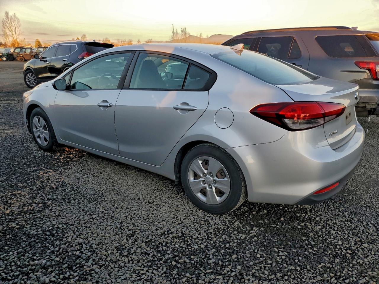 2017 KIA FORTE LX photo 2
