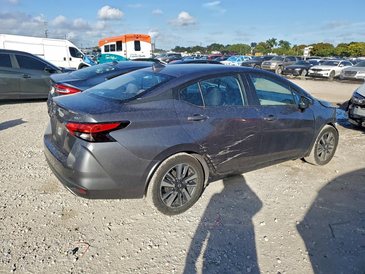 2021 NISSAN VERSA SV photo 3