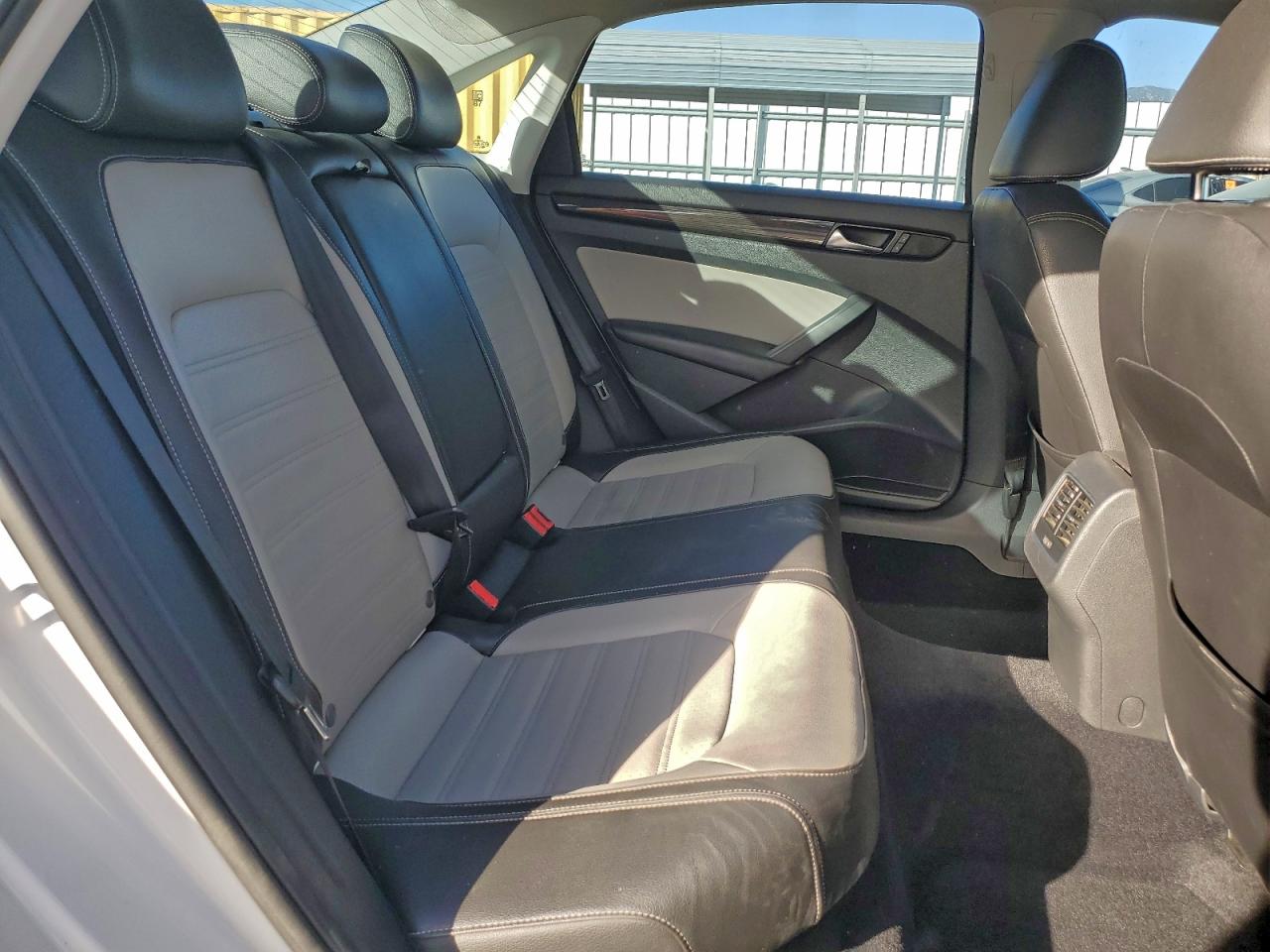 2015 VOLKSWAGEN PASSAT SE photo 10