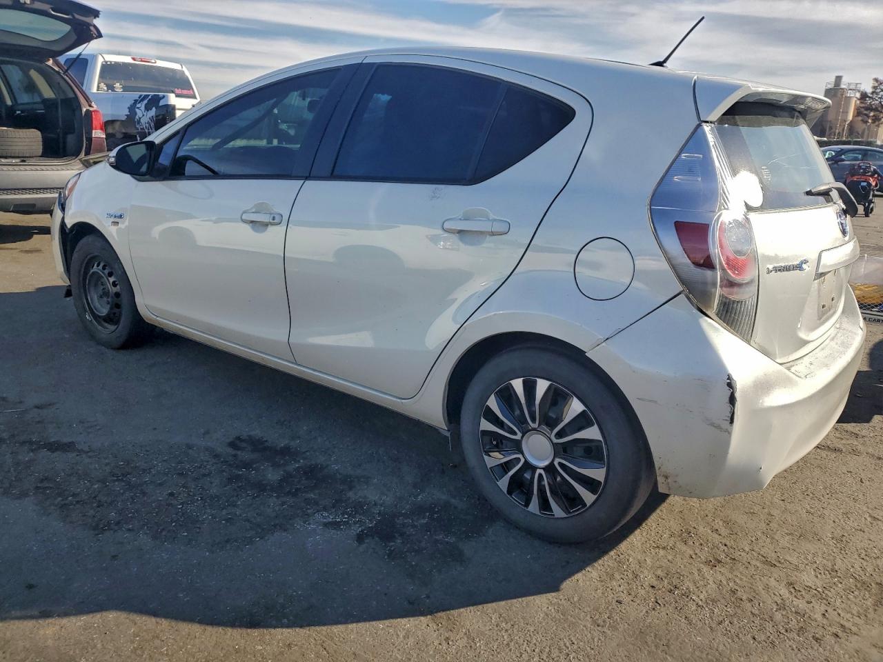 2013 TOYOTA PRIUS C photo 2