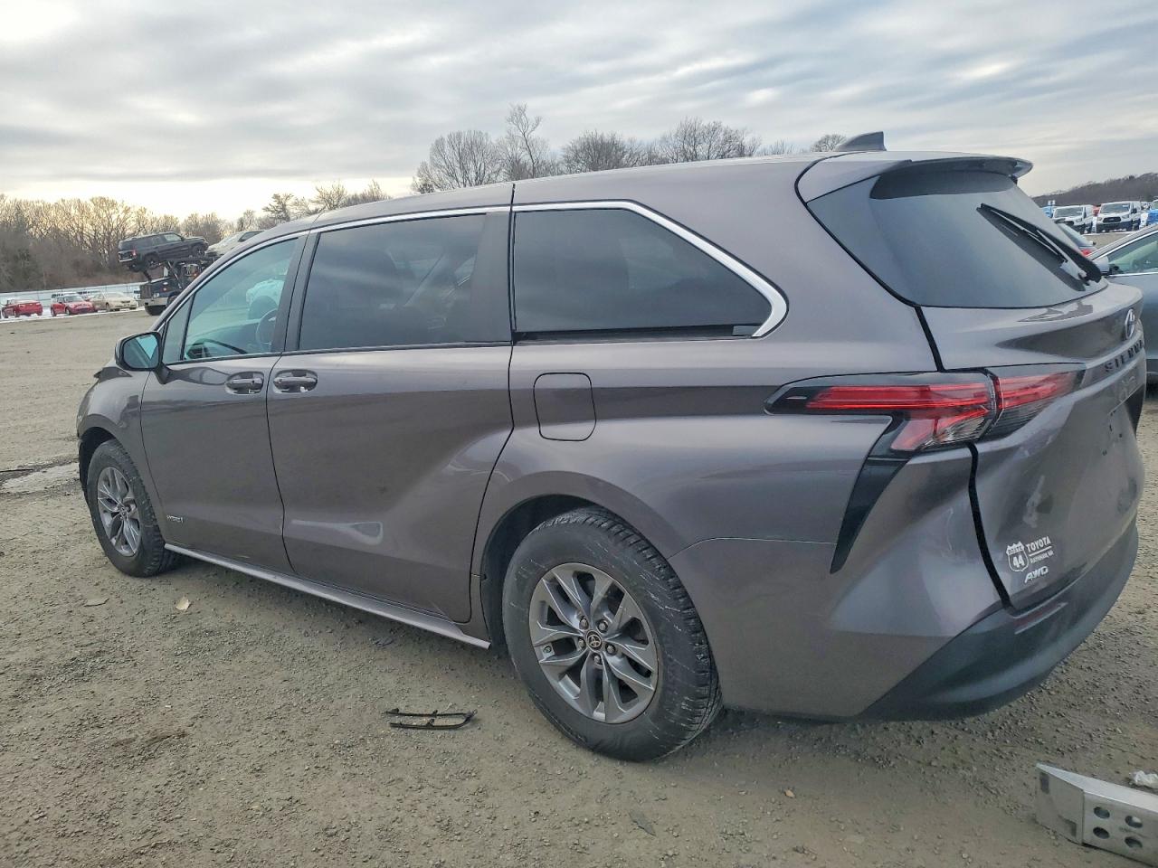2021 TOYOTA SIENNA LE photo 2