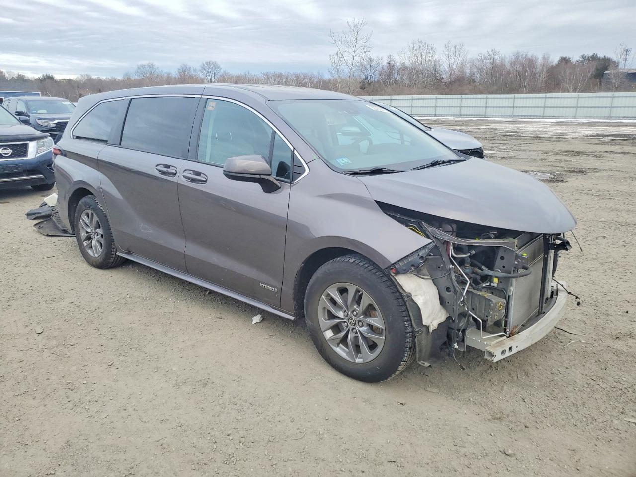 2021 TOYOTA SIENNA LE photo 4