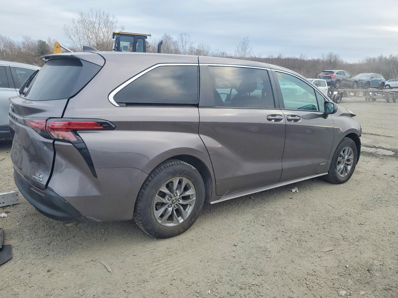 2021 TOYOTA SIENNA LE photo 3