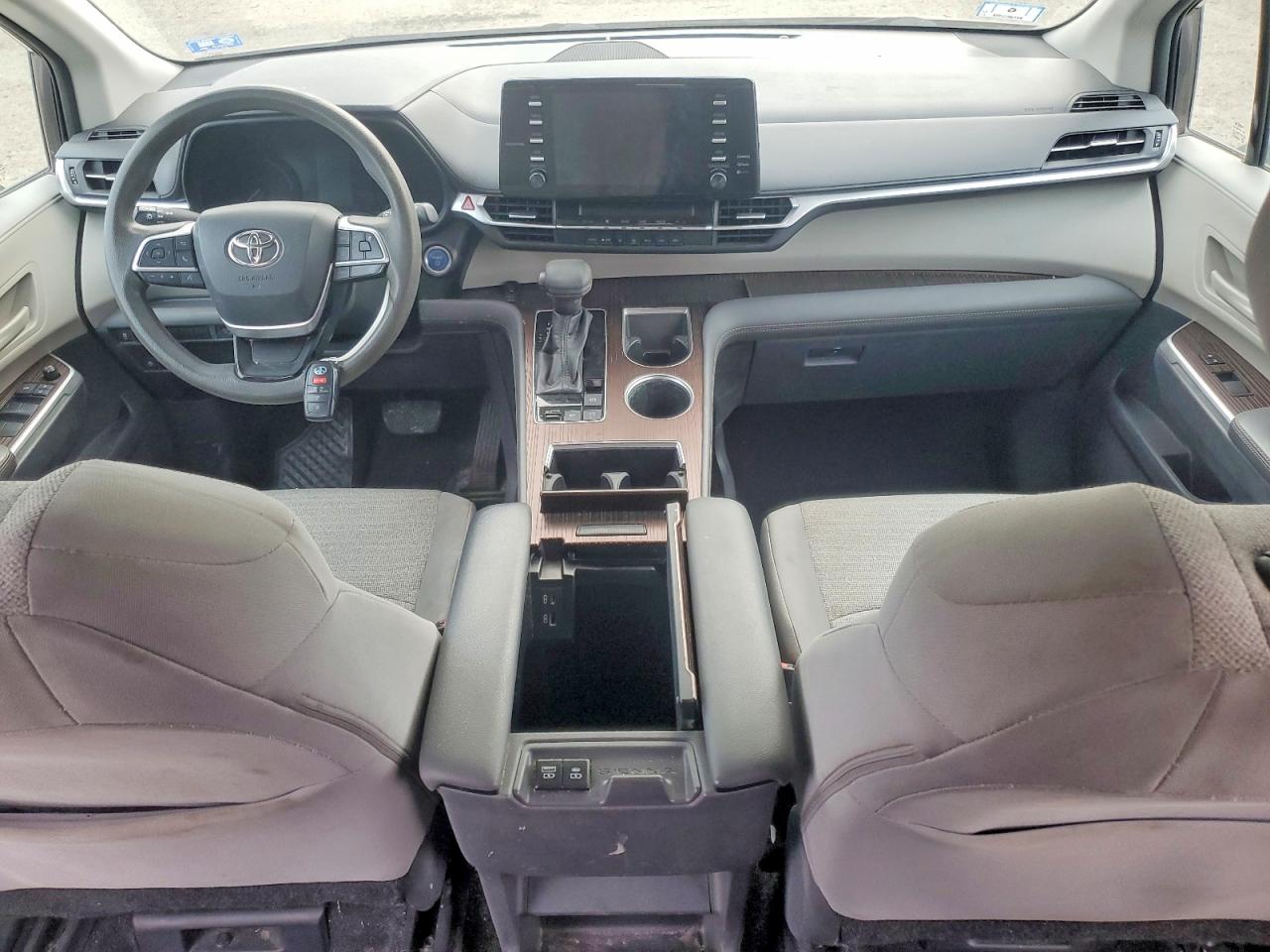 2021 TOYOTA SIENNA LE photo 8