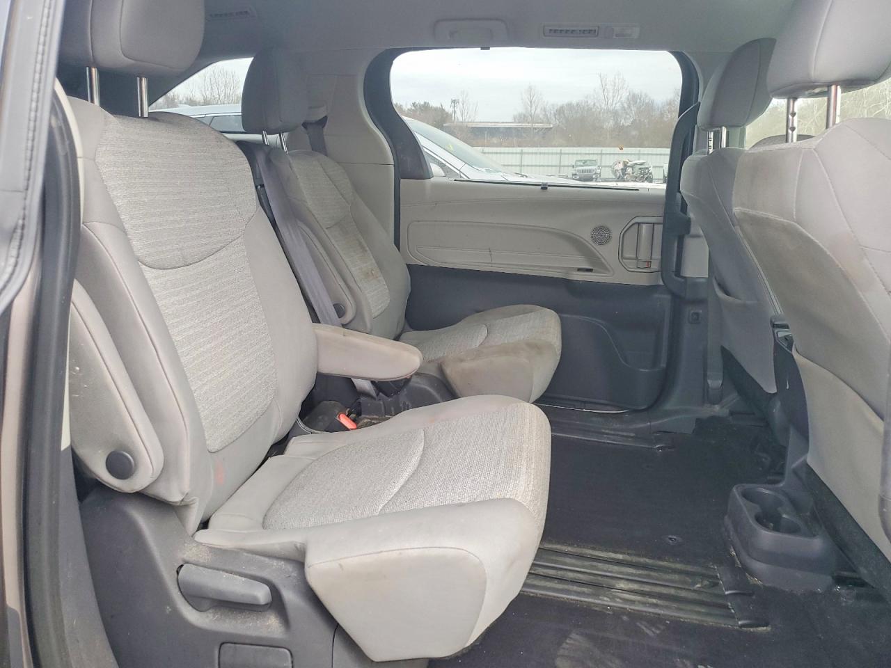 2021 TOYOTA SIENNA LE photo 11