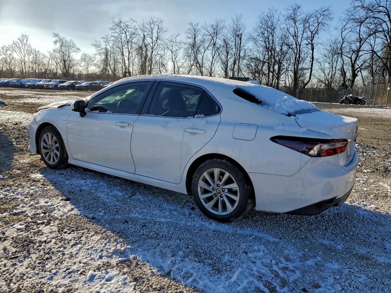 2022 TOYOTA CAMRY LE photo 3