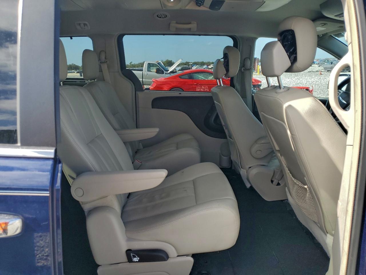 2015 CHRYSLER TOWN & COUNTRY TOURING L photo 11