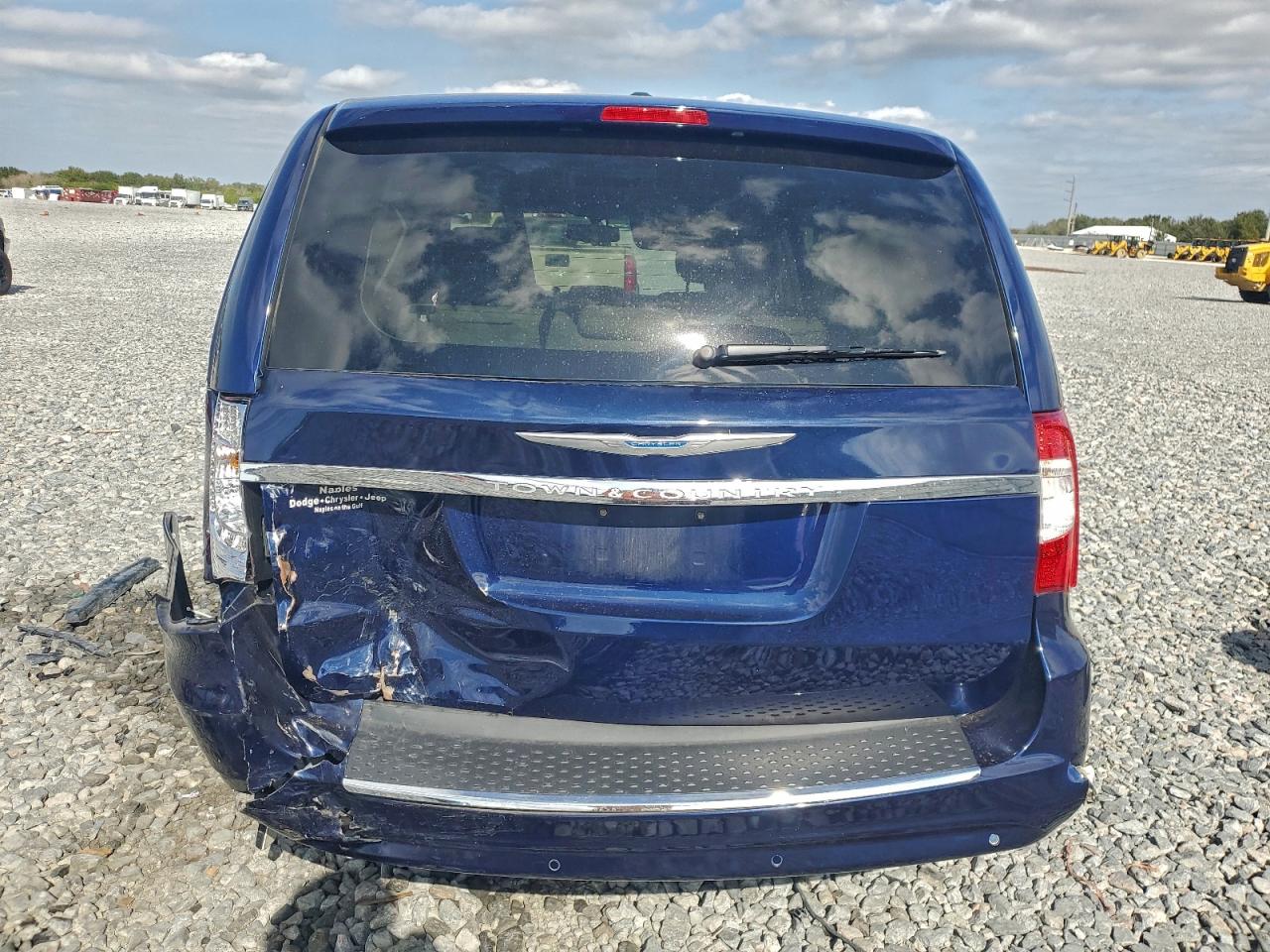 2015 CHRYSLER TOWN & COUNTRY TOURING L photo 6