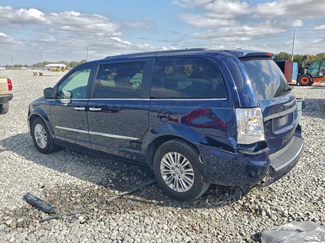 2015 CHRYSLER TOWN & COUNTRY TOURING L photo 2