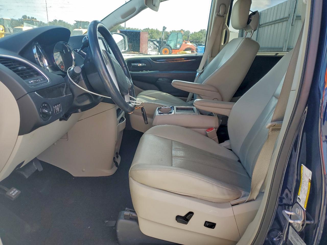 2015 CHRYSLER TOWN & COUNTRY TOURING L photo 7