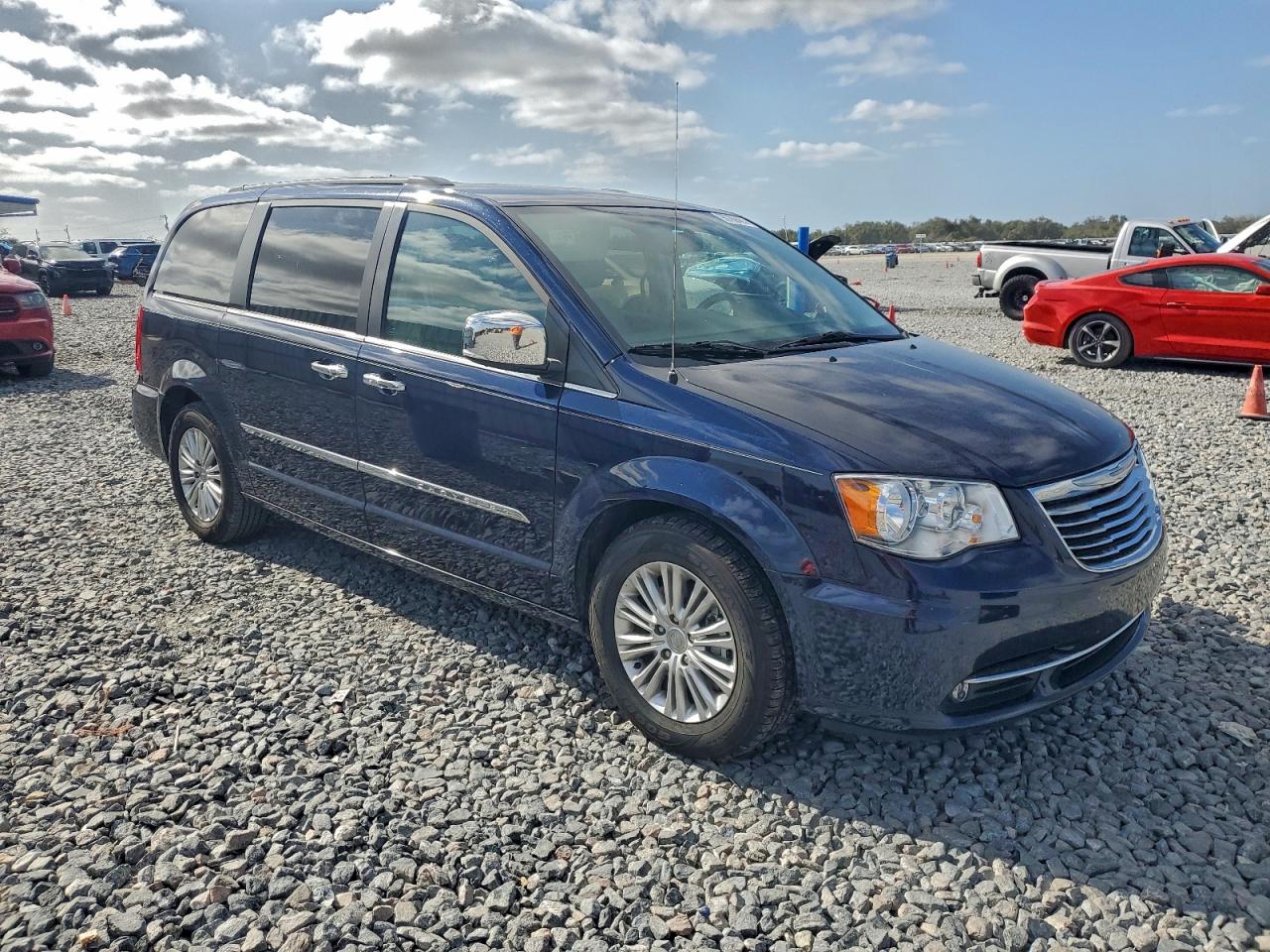 2015 CHRYSLER TOWN & COUNTRY TOURING L photo 4