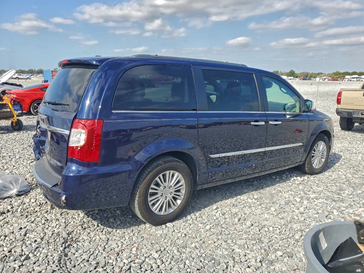 2015 CHRYSLER TOWN & COUNTRY TOURING L photo 3