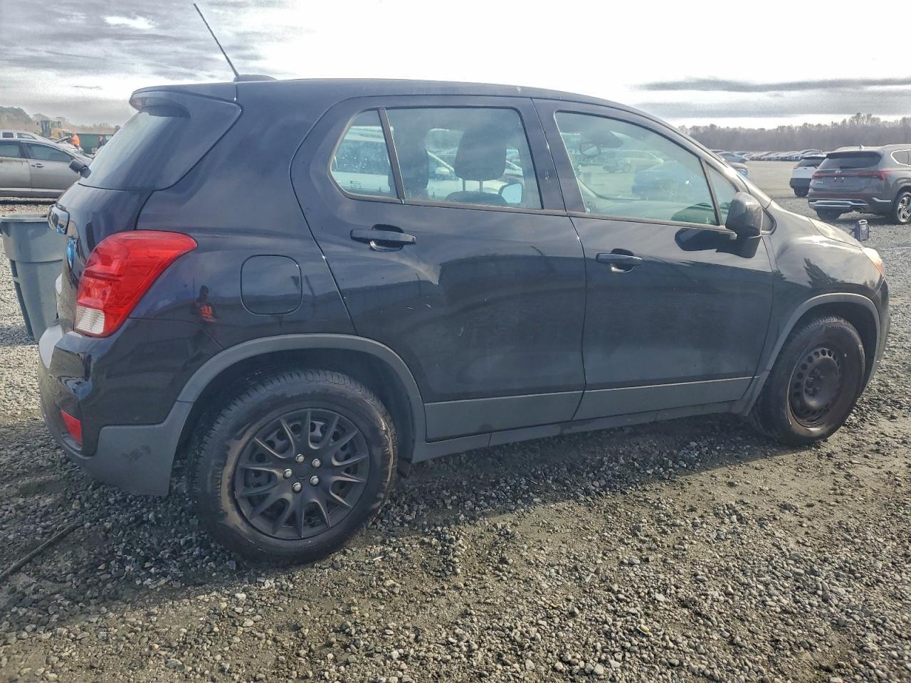 2017 CHEVROLET TRAX LS photo 3