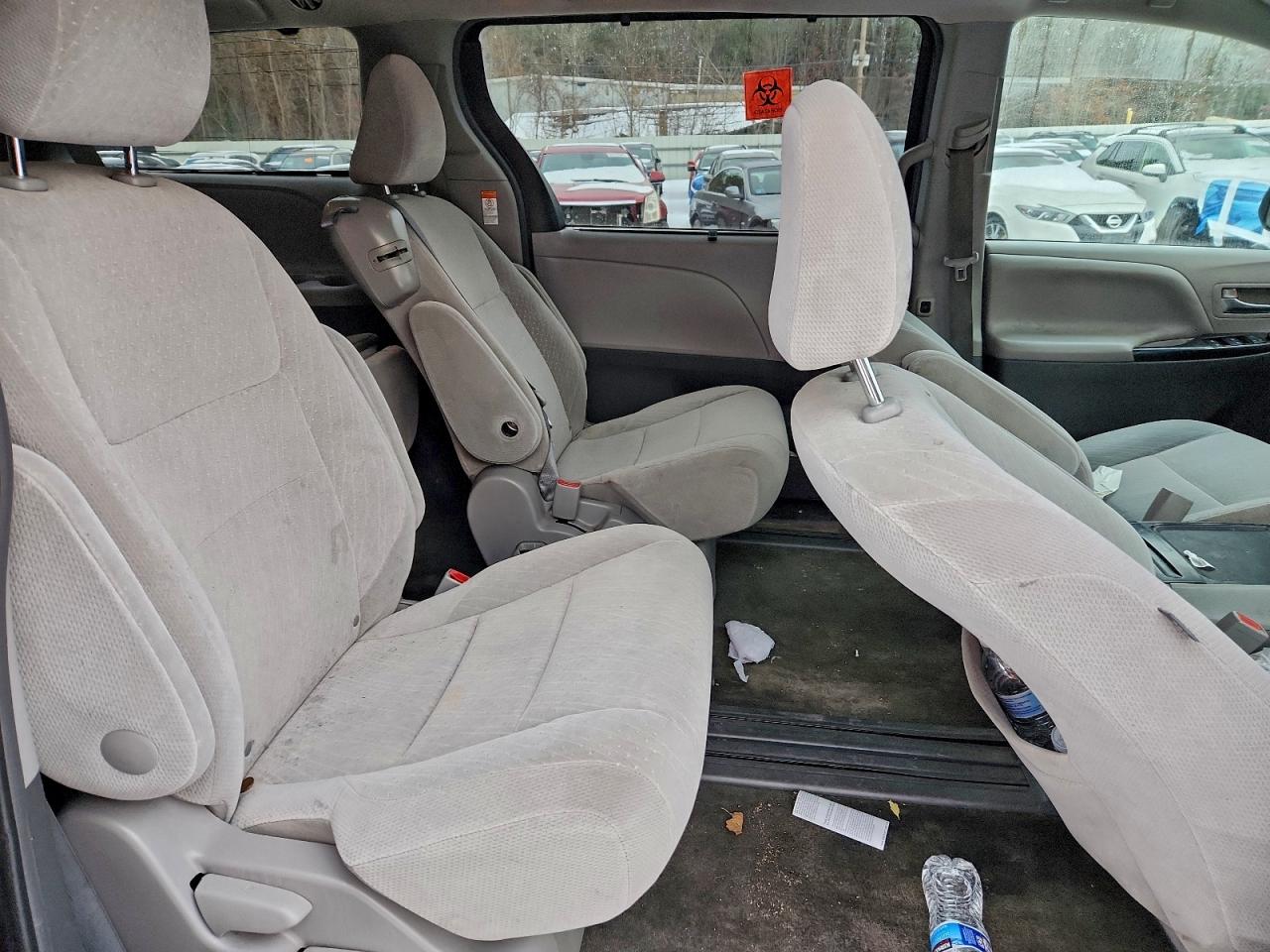 2017 TOYOTA SIENNA LE photo 10