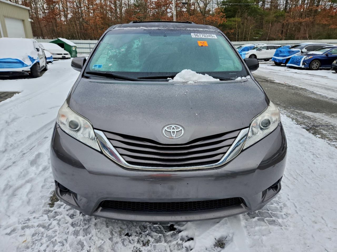 2017 TOYOTA SIENNA LE photo 5