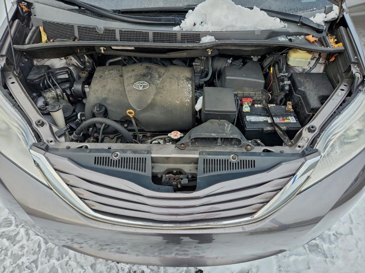 2017 TOYOTA SIENNA LE photo 11