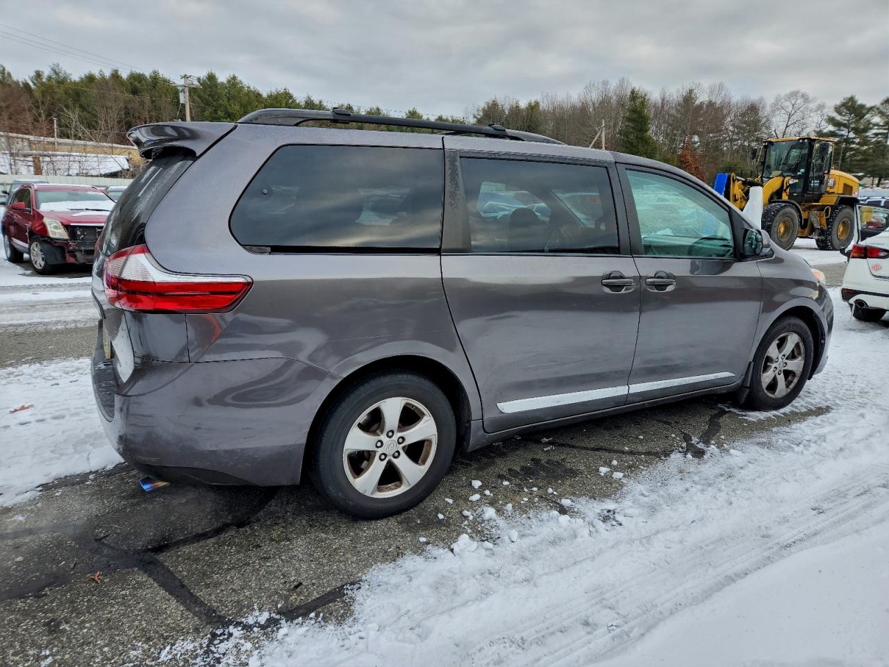 2017 TOYOTA SIENNA LE photo 3