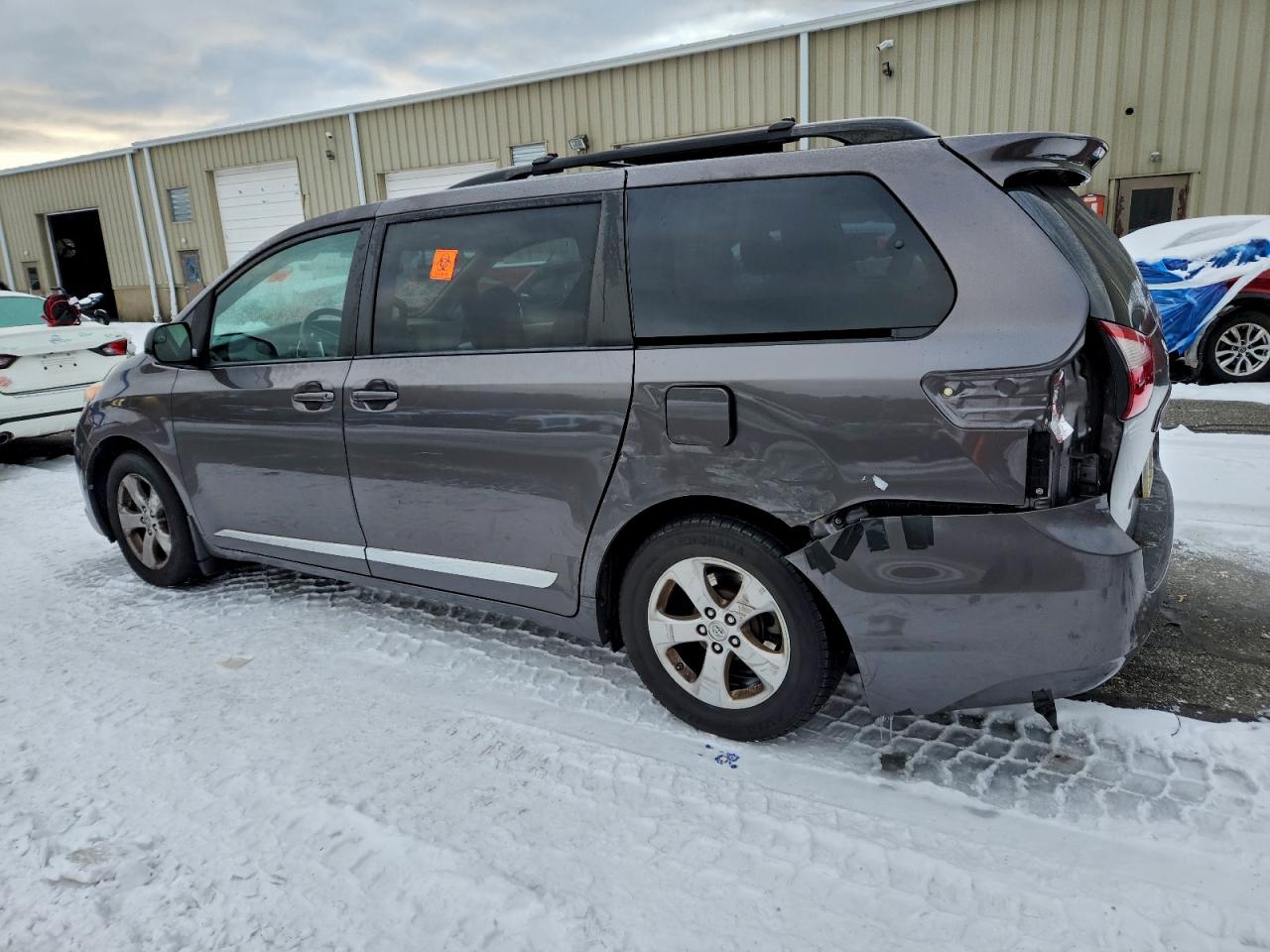 2017 TOYOTA SIENNA LE photo 2