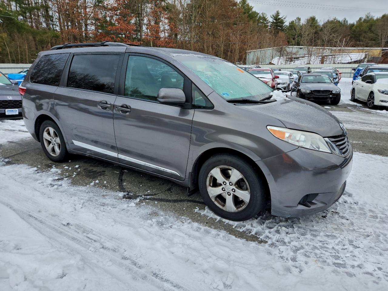 2017 TOYOTA SIENNA LE photo 4
