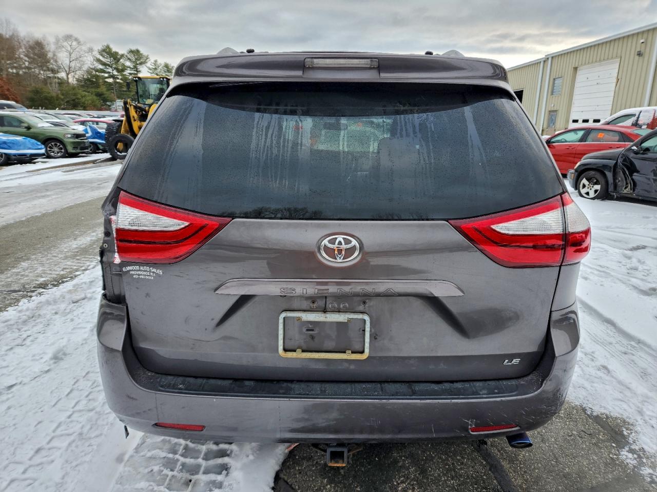 2017 TOYOTA SIENNA LE photo 6