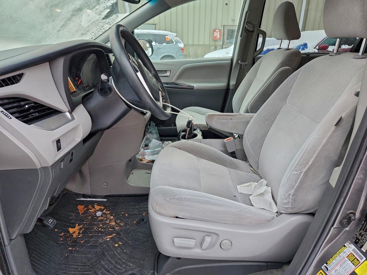 2017 TOYOTA SIENNA LE photo 7