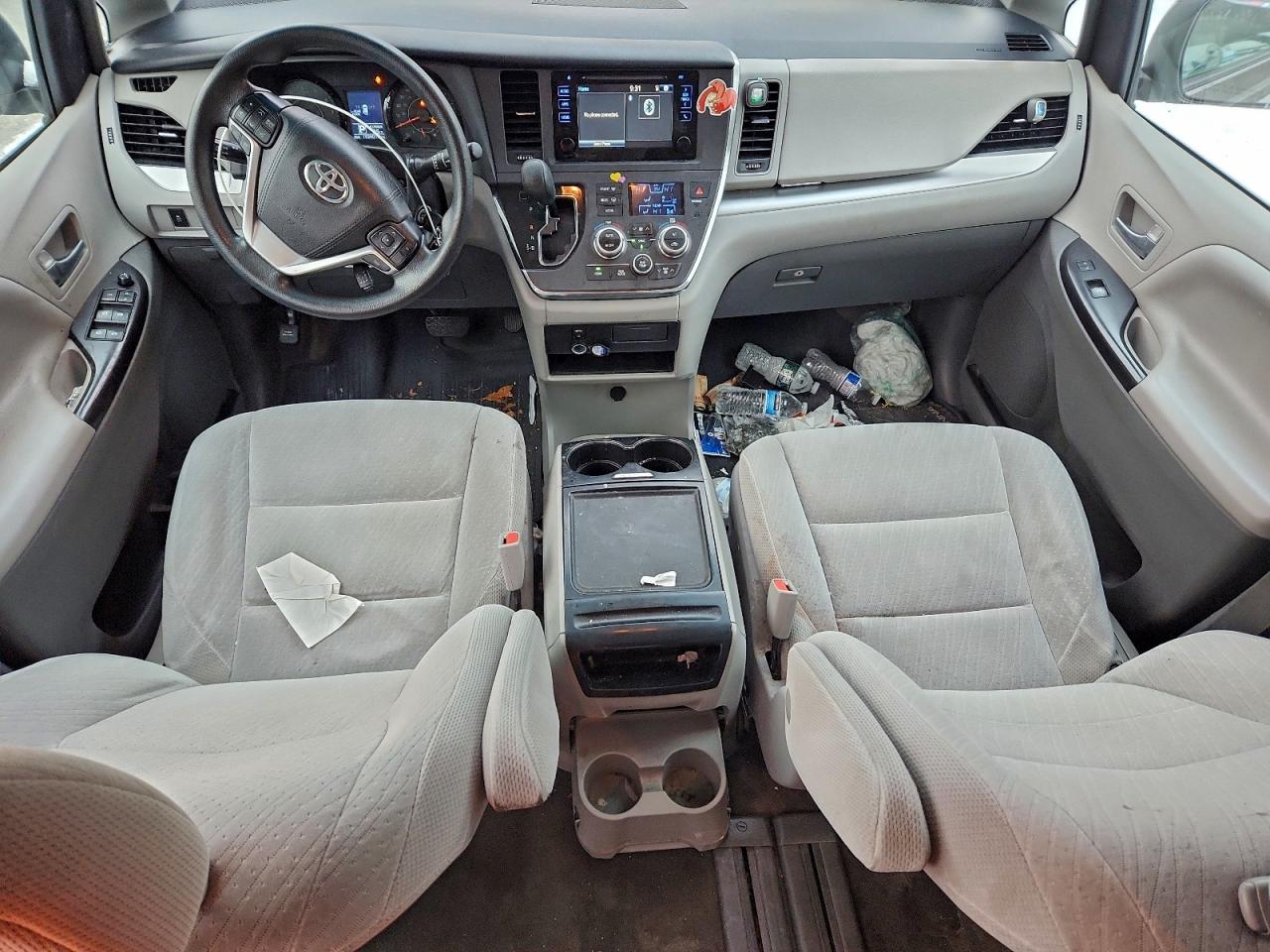 2017 TOYOTA SIENNA LE photo 8