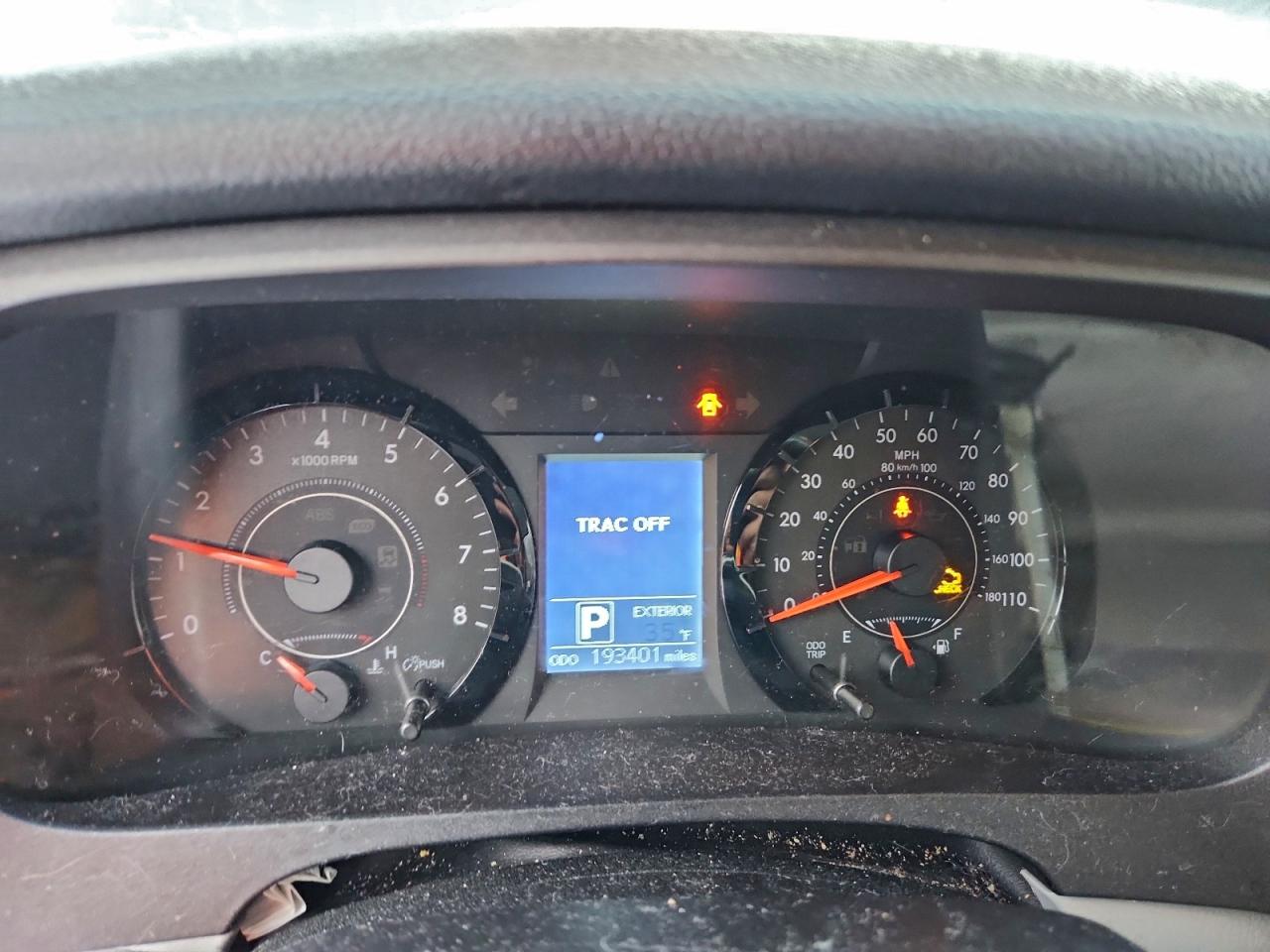 2017 TOYOTA SIENNA LE photo 9