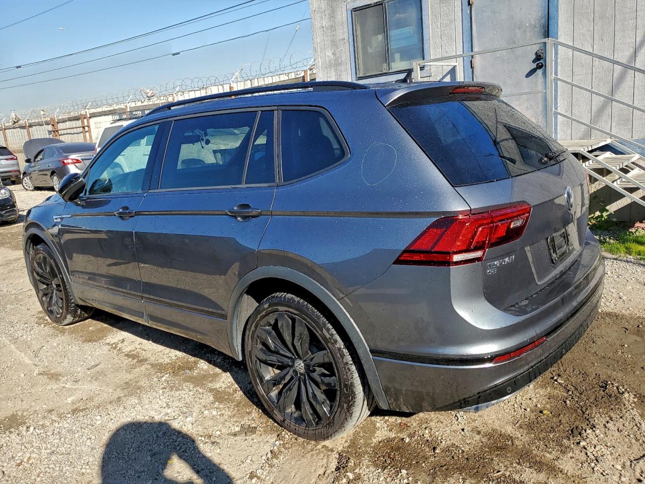 2020 VOLKSWAGEN TIGUAN SE photo 2