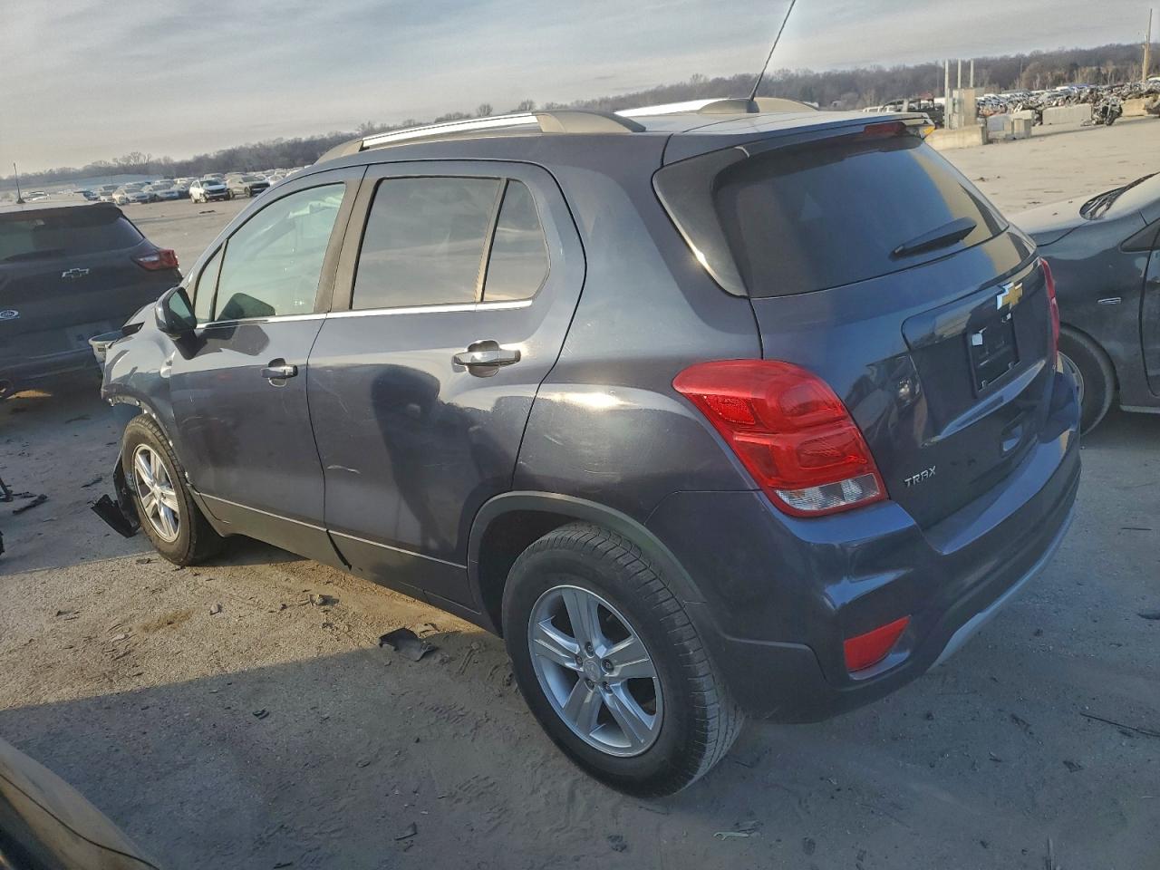 2018 CHEVROLET TRAX 1LT photo 2