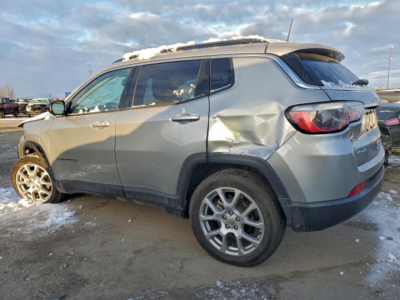 2022 JEEP COMPASS LATITUDE LUX photo 2
