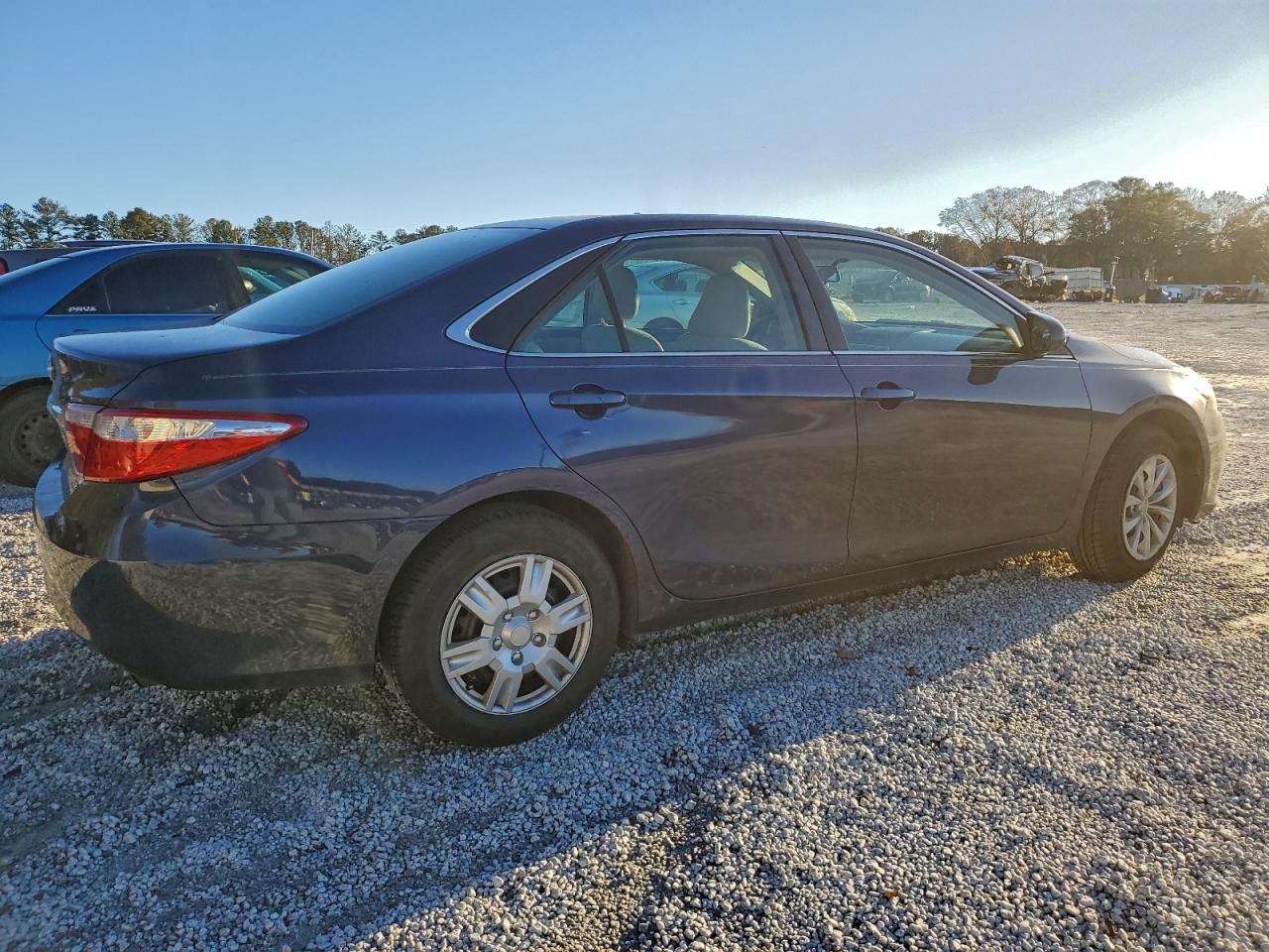 2015 TOYOTA CAMRY LE photo 3