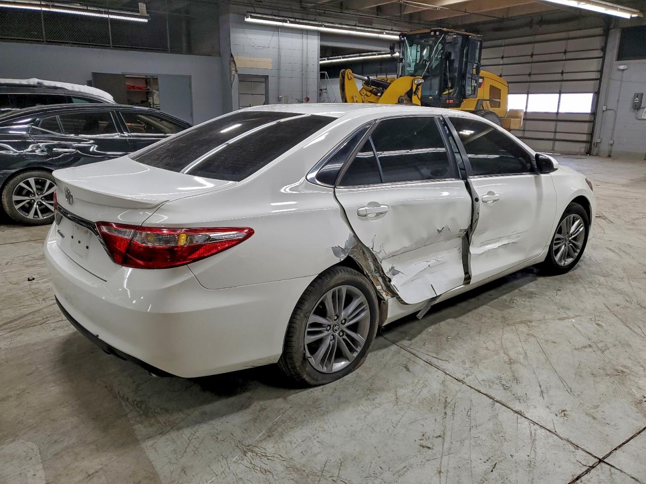 2015 TOYOTA CAMRY LE photo 3