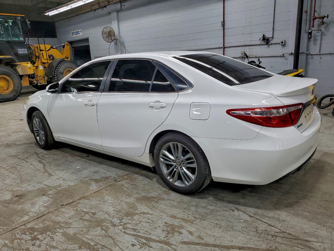 2015 TOYOTA CAMRY LE photo 2