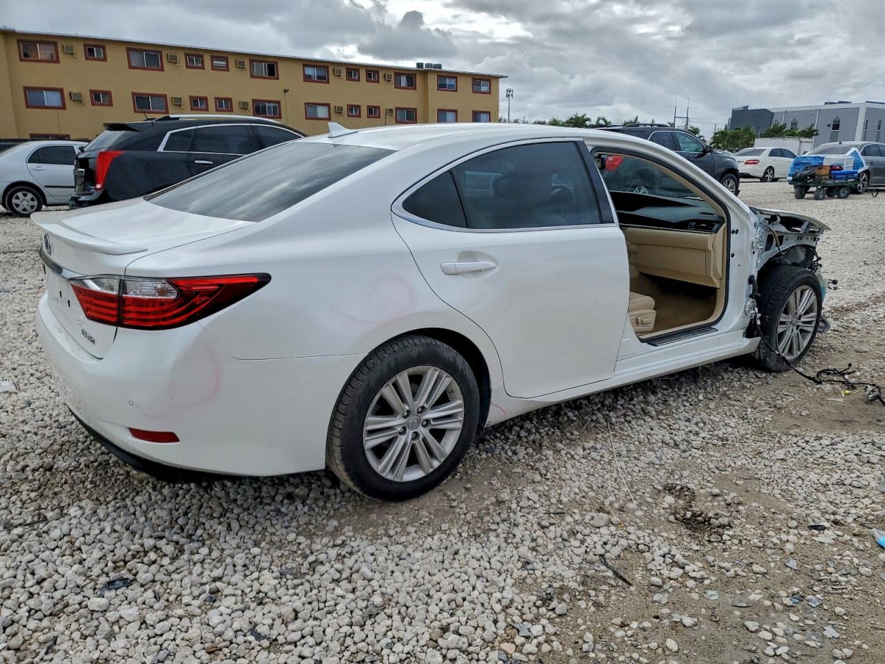 2013 LEXUS ES 350 photo 3
