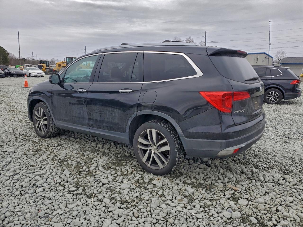 2016 HONDA PILOT TOURING photo 2