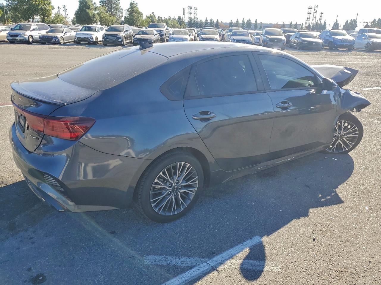 2023 KIA FORTE GT LINE photo 3
