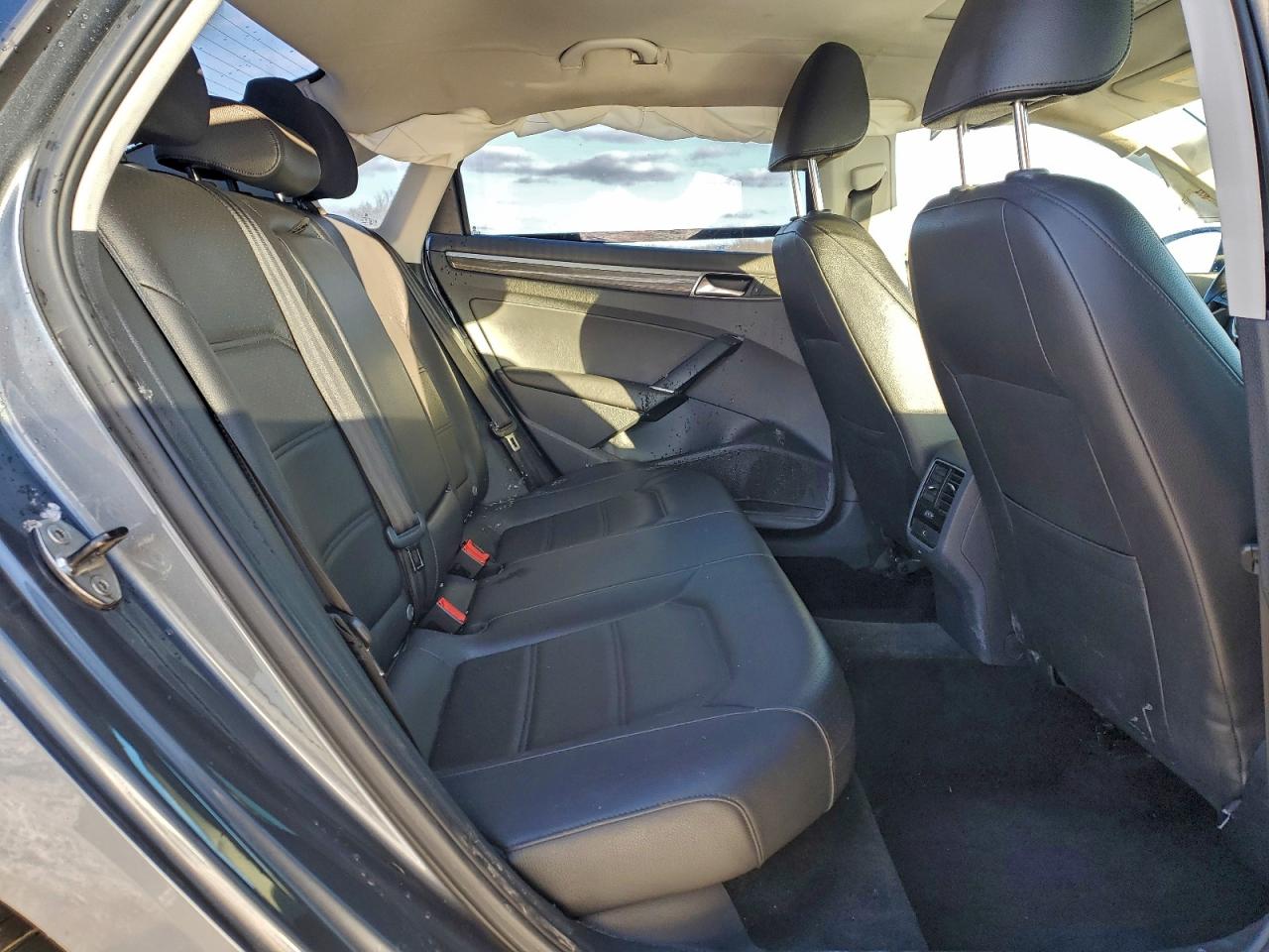 2017 VOLKSWAGEN PASSAT SE photo 19