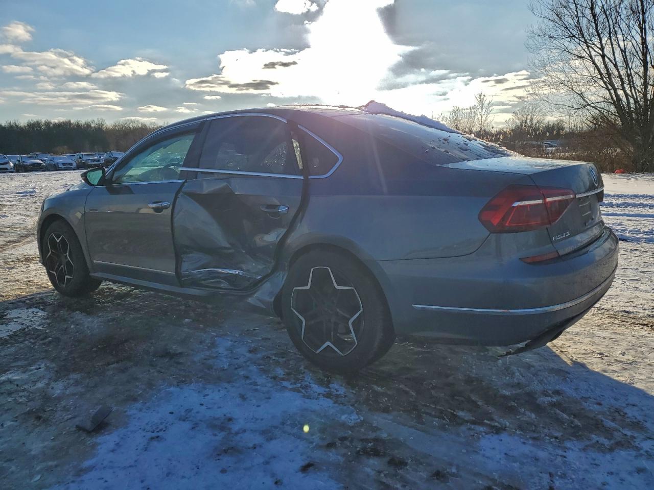 2017 VOLKSWAGEN PASSAT SE photo 3