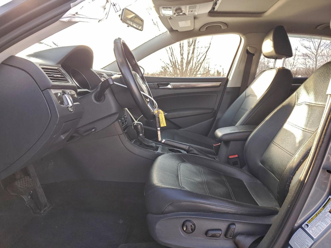 2017 VOLKSWAGEN PASSAT SE photo 13