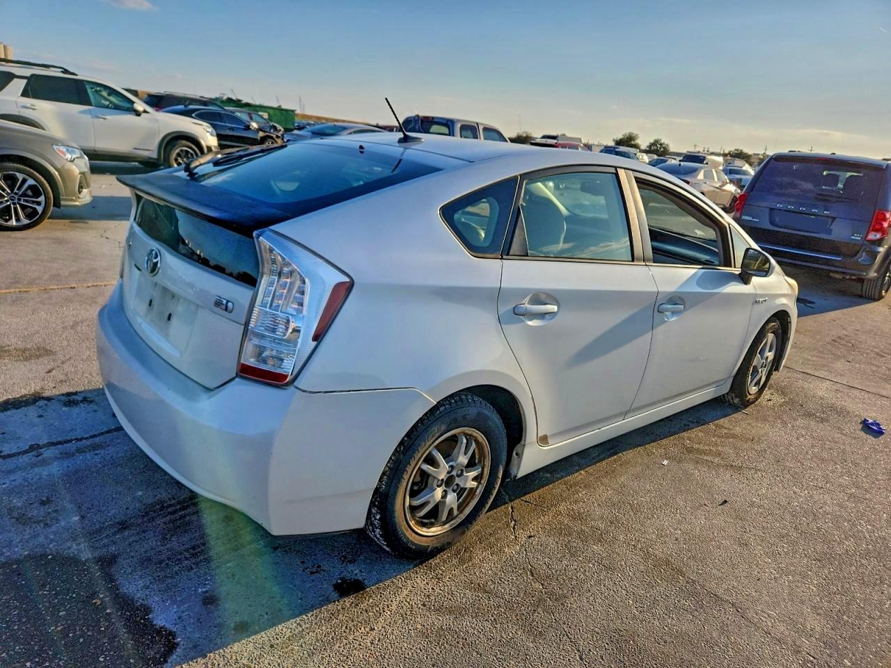 2011 TOYOTA PRIUS photo 3