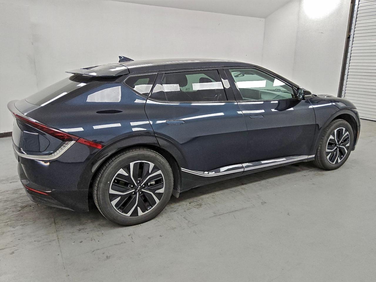 2023 KIA EV6 LIGHT photo 3