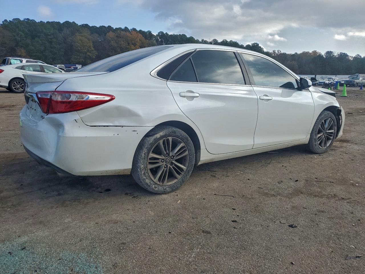 2017 TOYOTA CAMRY LE photo 3