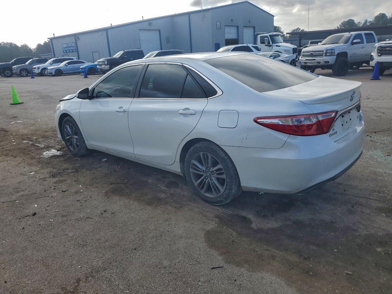 2017 TOYOTA CAMRY LE photo 2