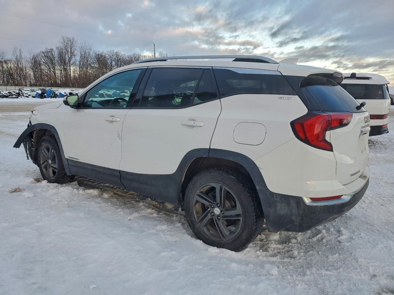 2020 GMC TERRAIN SLT photo 2