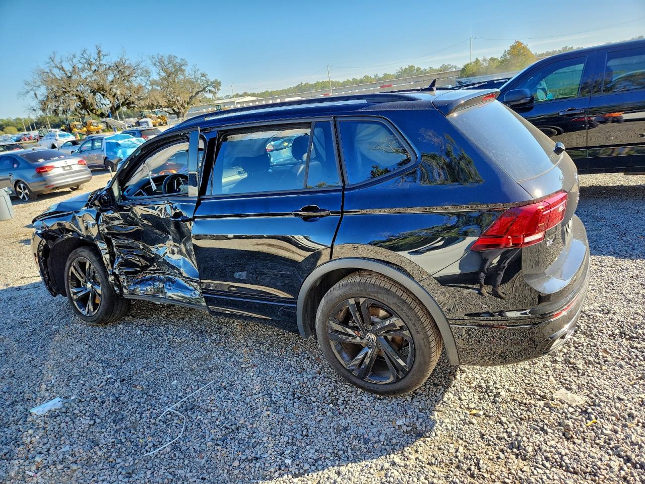 2024 VOLKSWAGEN TIGUAN SE R-LINE BLACK photo 2
