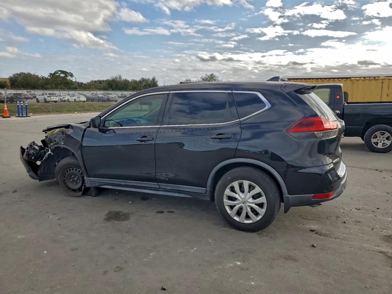 2018 NISSAN ROGUE S photo 2