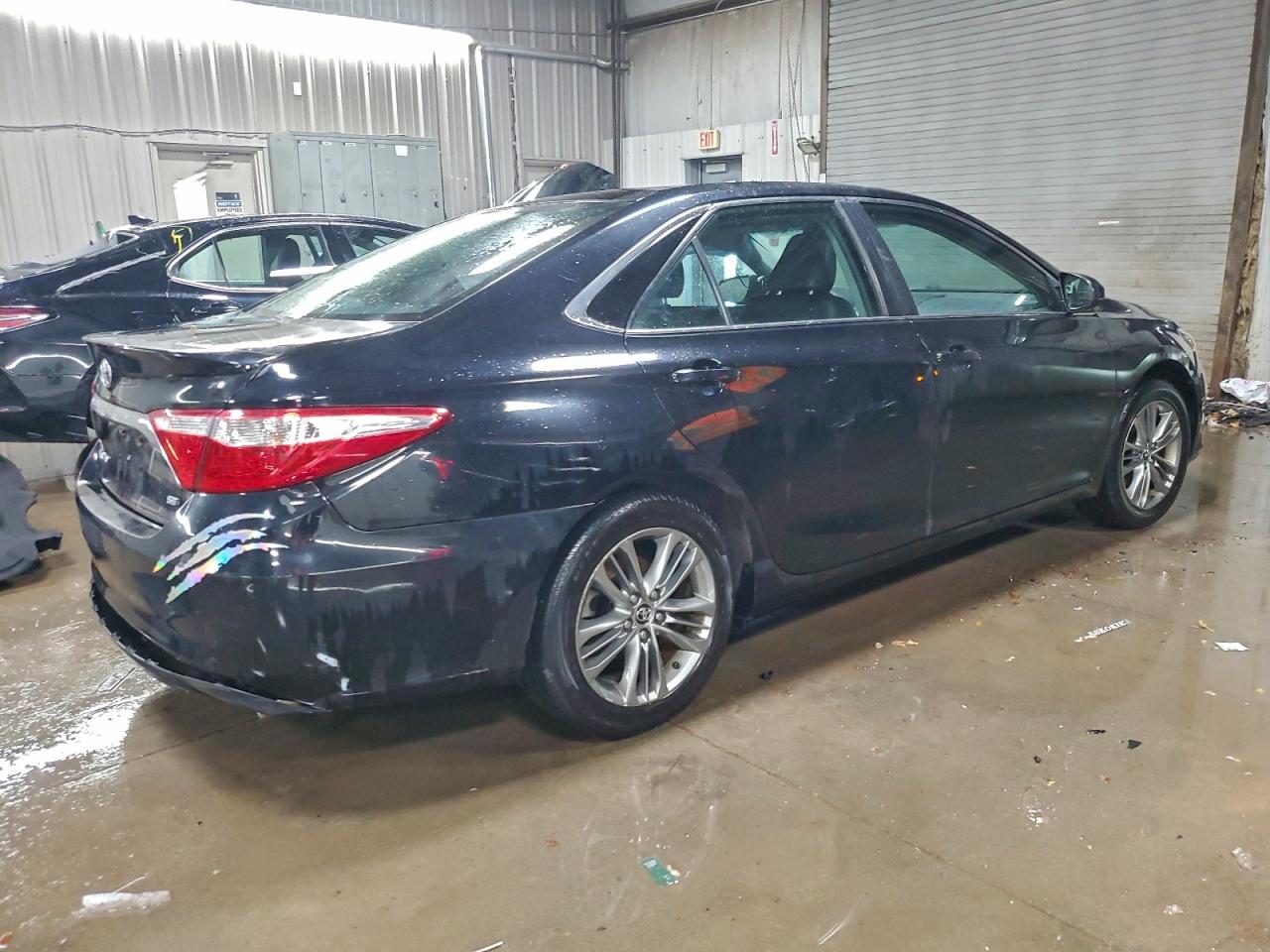 2015 TOYOTA CAMRY LE photo 3