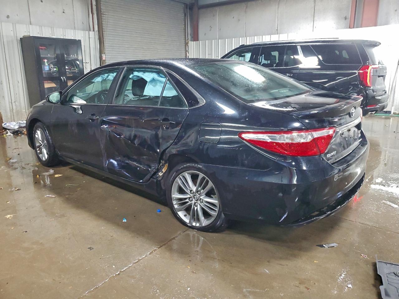 2015 TOYOTA CAMRY LE photo 2